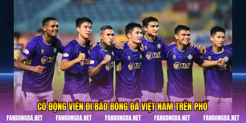 Cổ động viên đi bão bóng đá Việt Nam trên phố